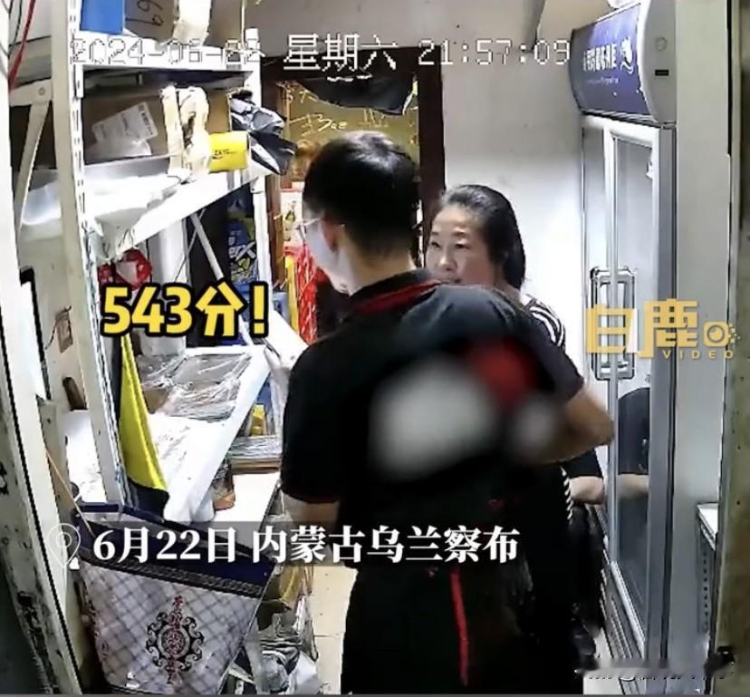 内蒙古乌兰察布，一男生在高考后就来到烧烤店兼职打工，成绩公布后，男生在店里查询了