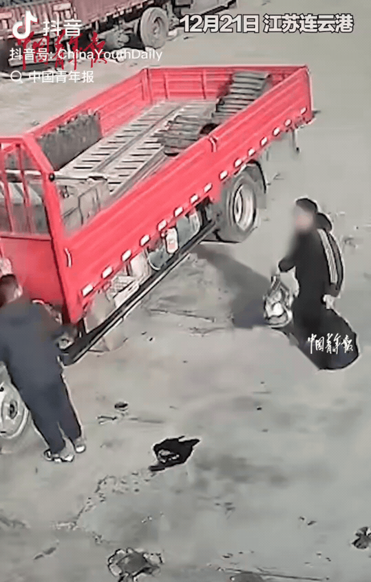 江苏连云港，修车厂老板侍先生正在和员工一起修车，这时来了一个少年，来到他们身边，