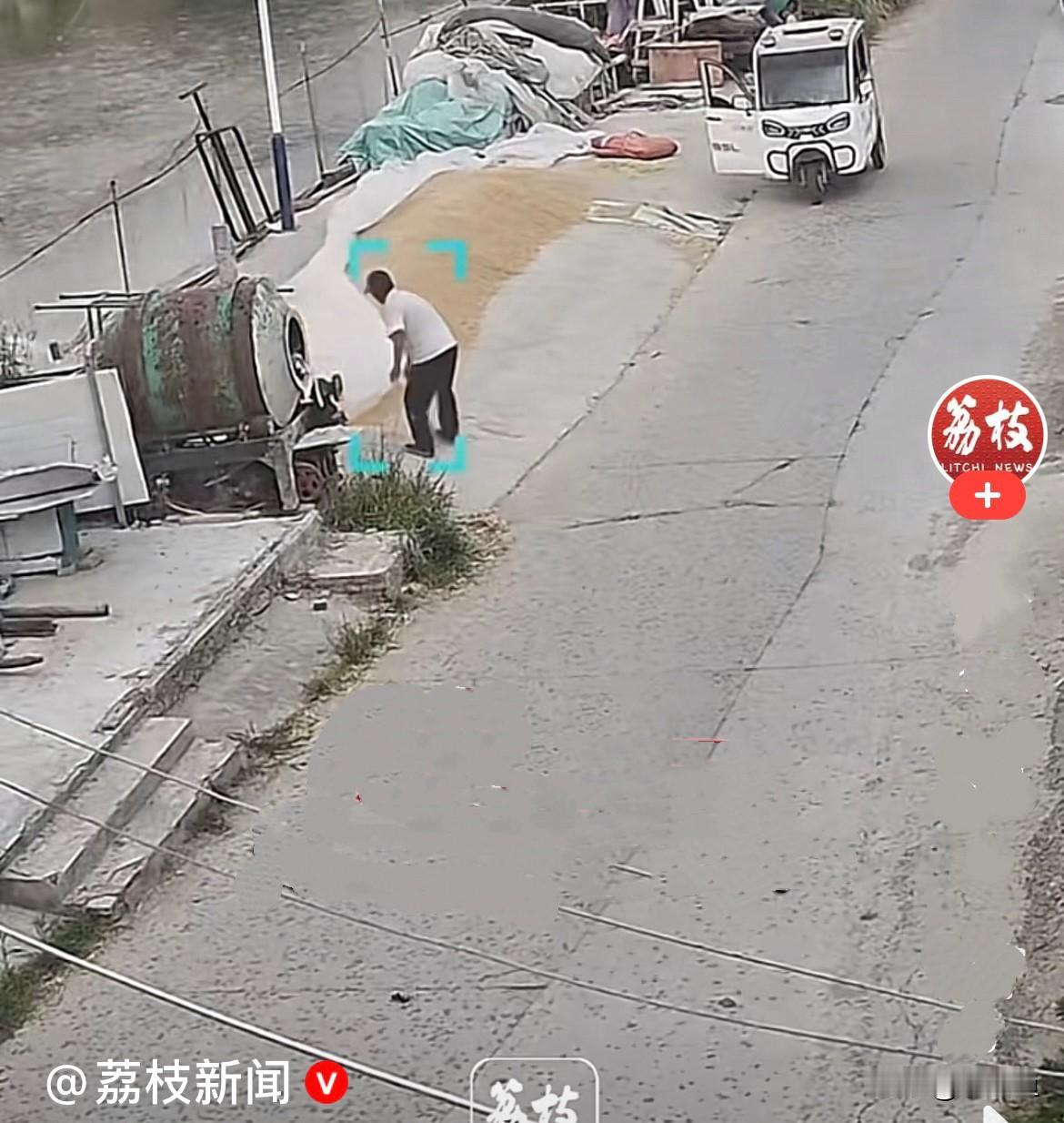 太暖心了，徐州大爷两分钟护下一户人家全年收成……
       近日，江苏徐州当