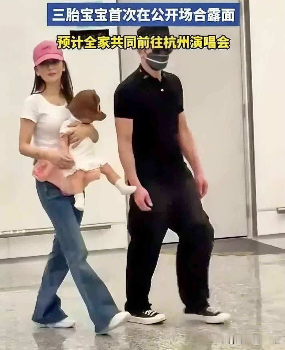 7月16日香港机场，郭富城夫妇带着三个女儿、双方长辈与随行人员共九口人，浩浩荡荡