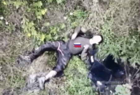1名营养比较丰富的俄军士兵受伤失去行动力，最后决定拉响身上的光荣弹，壮烈“去军事