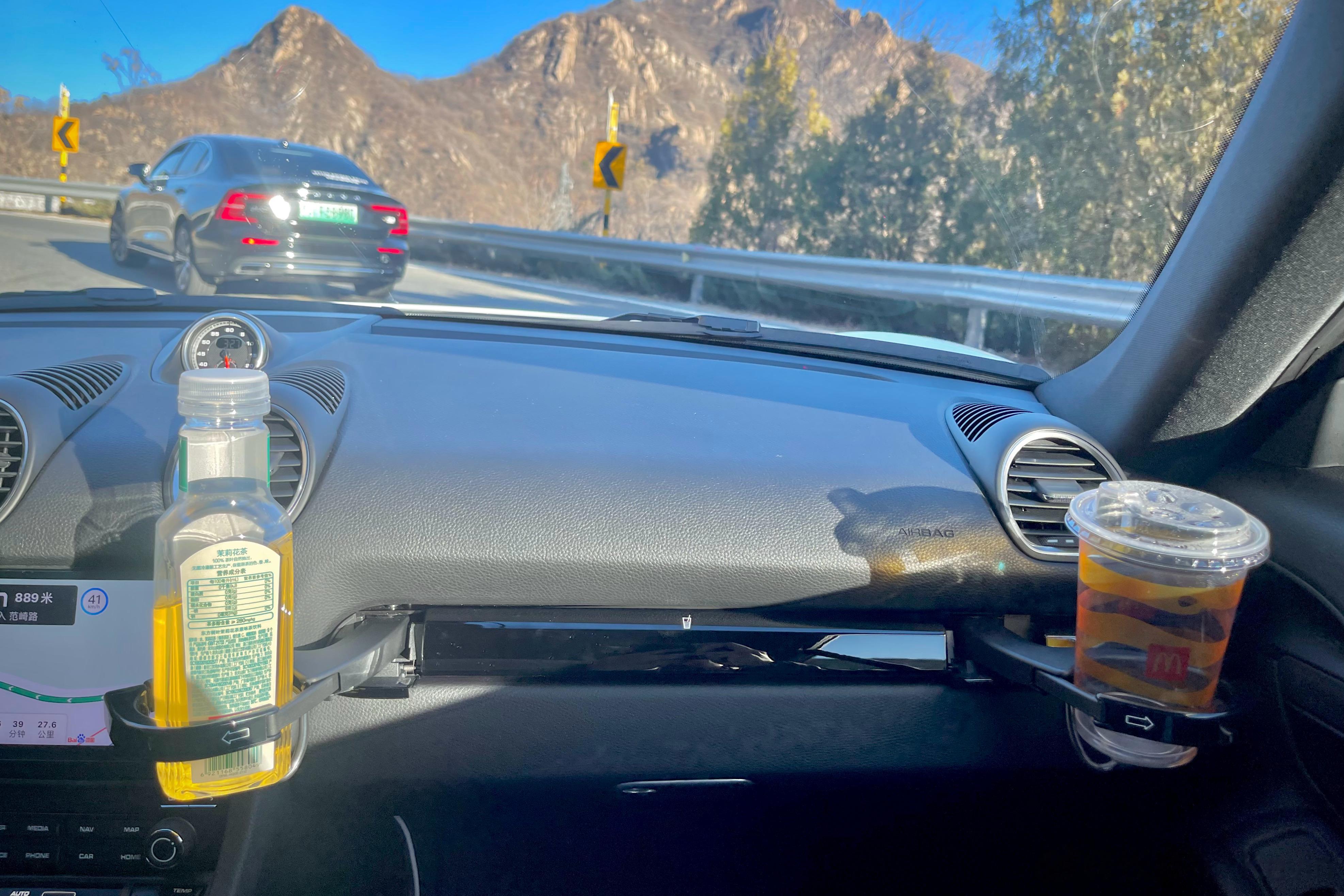 今天把杯架摁出来的时候，我发现两个杯子刚好对着空调出风口，真不错。顺便提一句，前