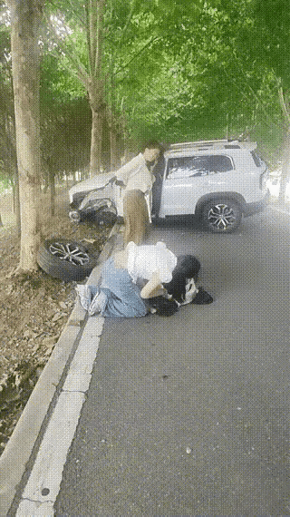 这是闭着眼睛开的车吧[打脸][打脸]