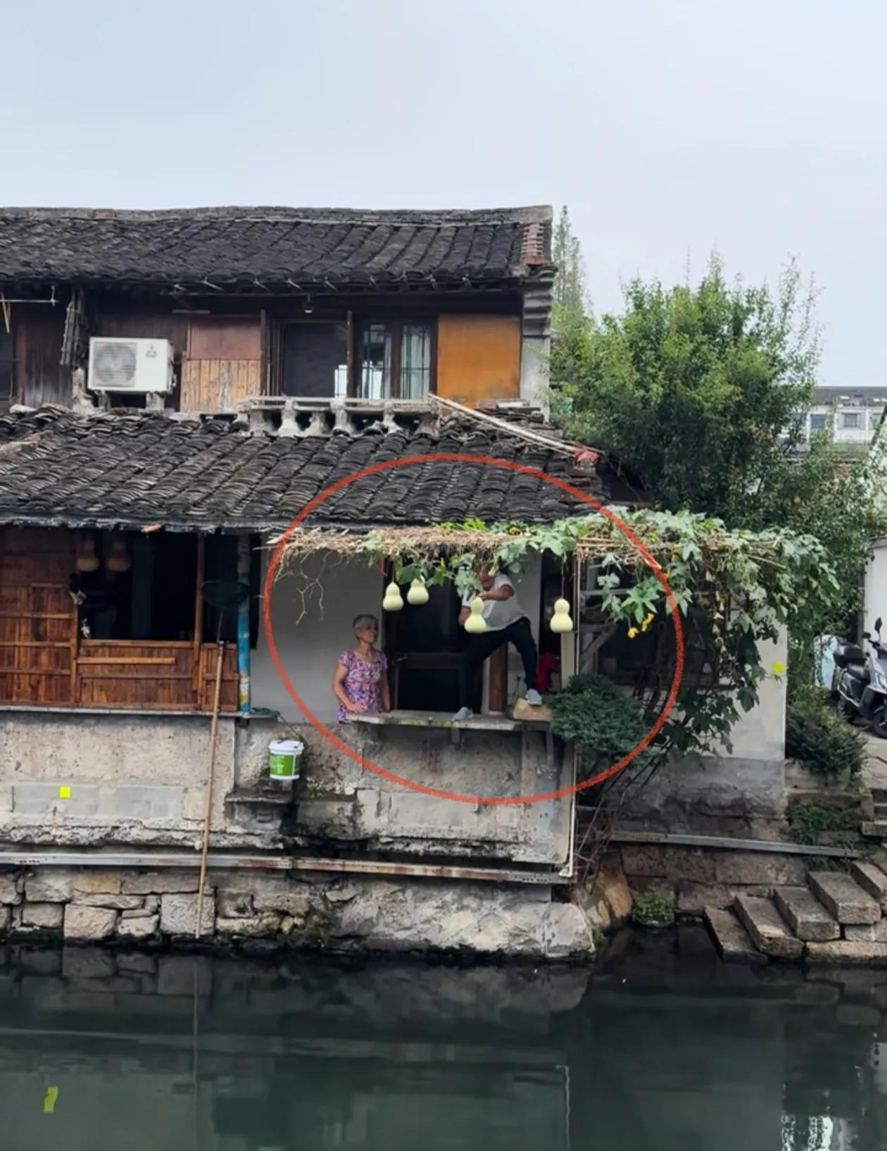 几个葫芦摘了又挂上，是为了照顾游客的情绪吗？不知道这有什么好看的，天天这么多人看
