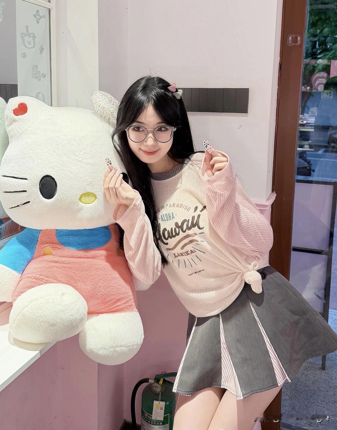 镜中人影笑，花间猫儿眠。