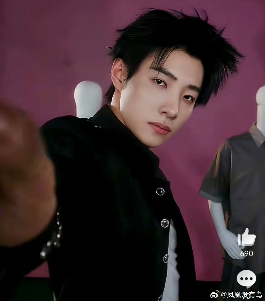 马小宇镜头签谁还没被马小宇的镜头签狠狠戳中啊镜头怼脸的瞬间氛围感直接拉满认真低头