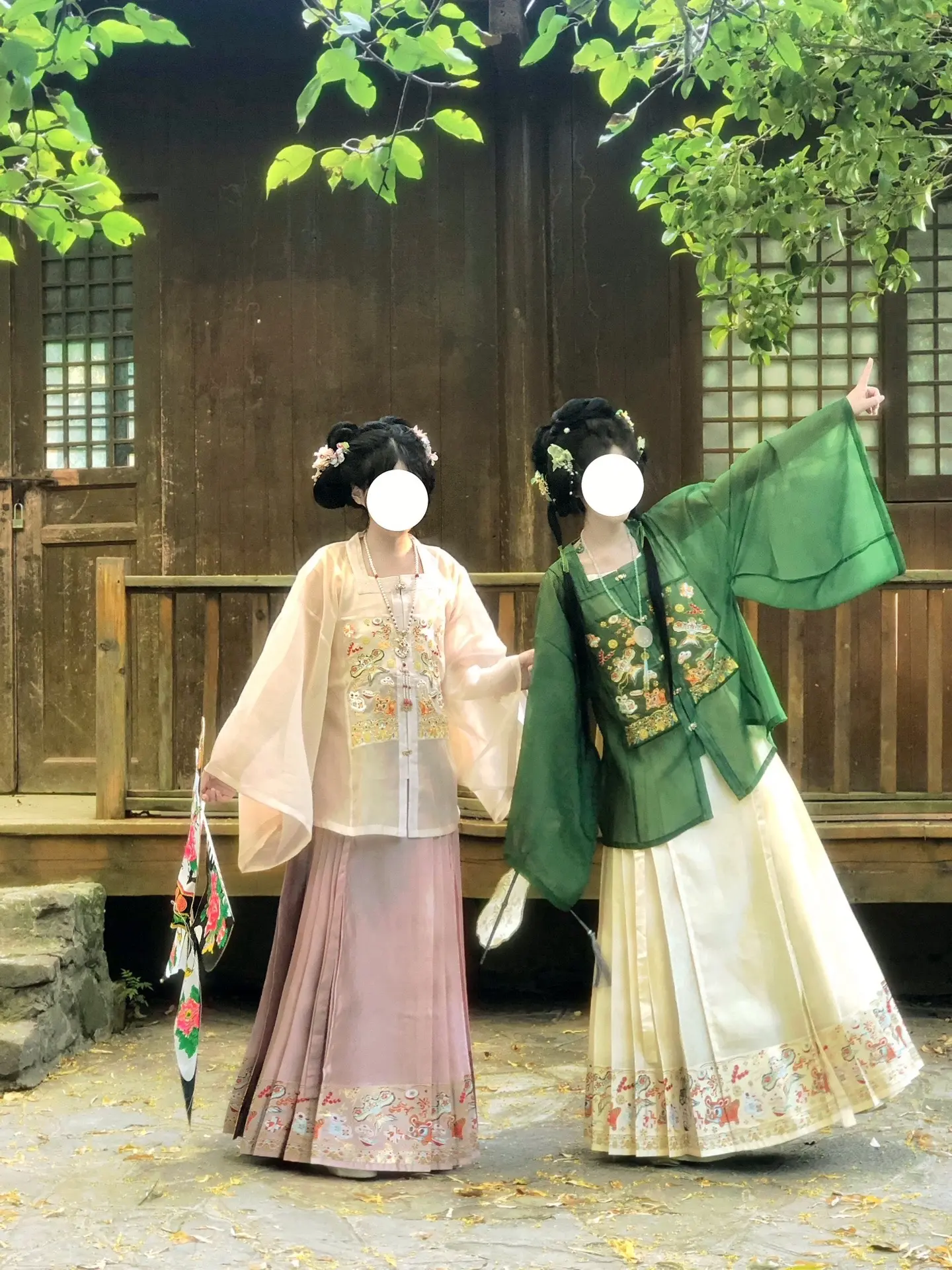 “携来纸鸢陌上客，行至春花春草深”