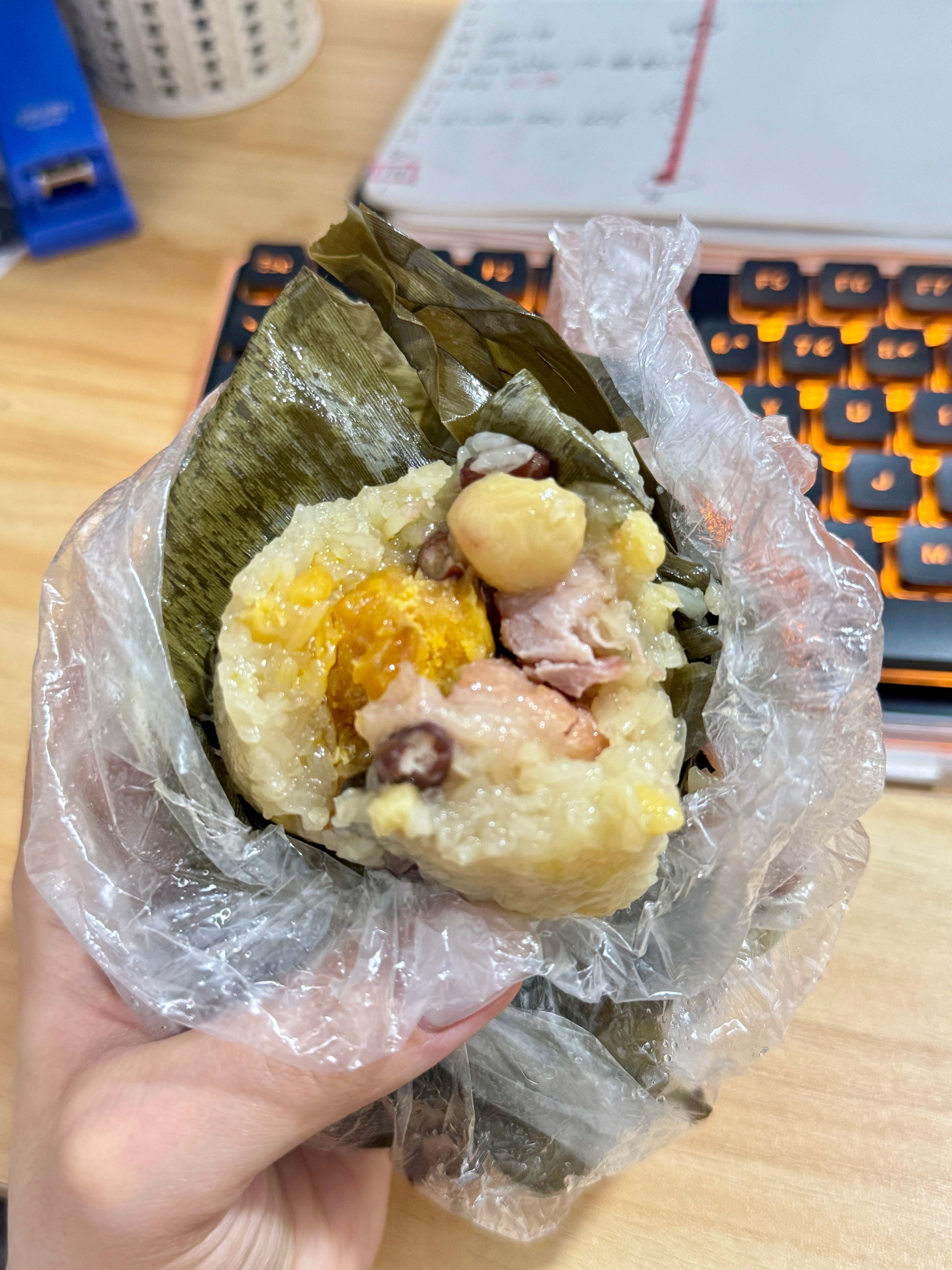 吃到了我们仓库阿姨自己包的粽子阿姨是潮汕人 包的是她们当地的粽子里面真的巨多料 