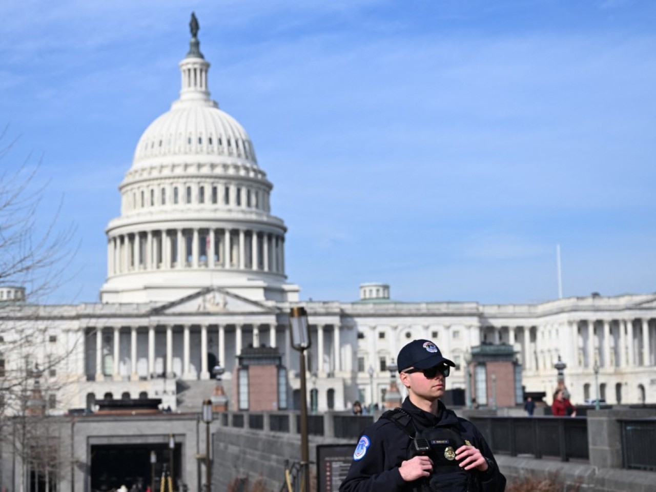 美国对伊朗发动军事打击在国会引发质疑，参众两院本周将就限制总统战争权力议案投票。