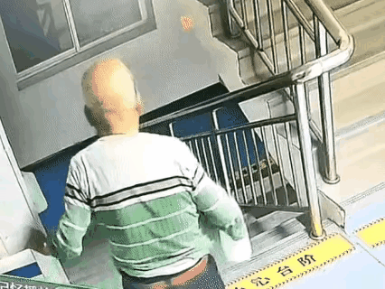 像是在医院，老头一看是就是刚小便完，尿壶还在手里提着，也不知道是谁惹着他了，直接