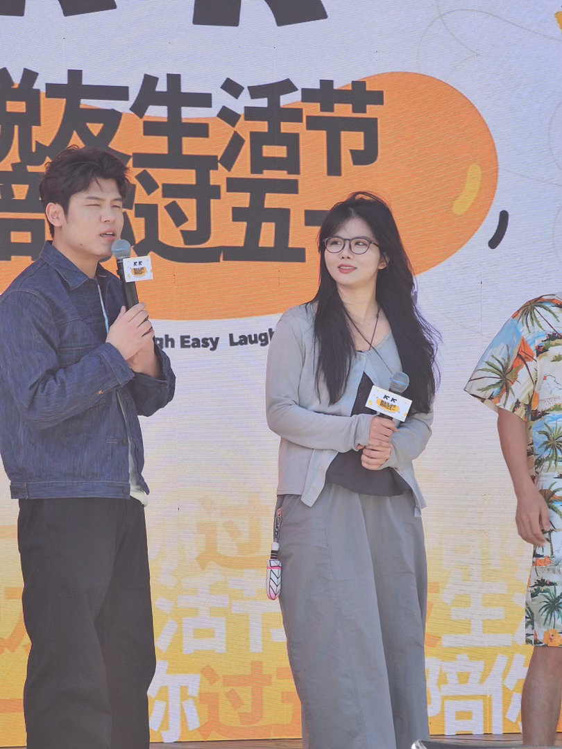 初代脱口秀演员获赵晓卉鼓励 赵晓卉自己也是从比赛里拼出来的，所以更懂同行需要什么