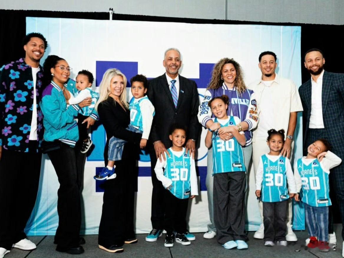 在NBA，父子都打过球的例子不少，但像库里家这样的，仅此一例。

父亲戴尔·库里