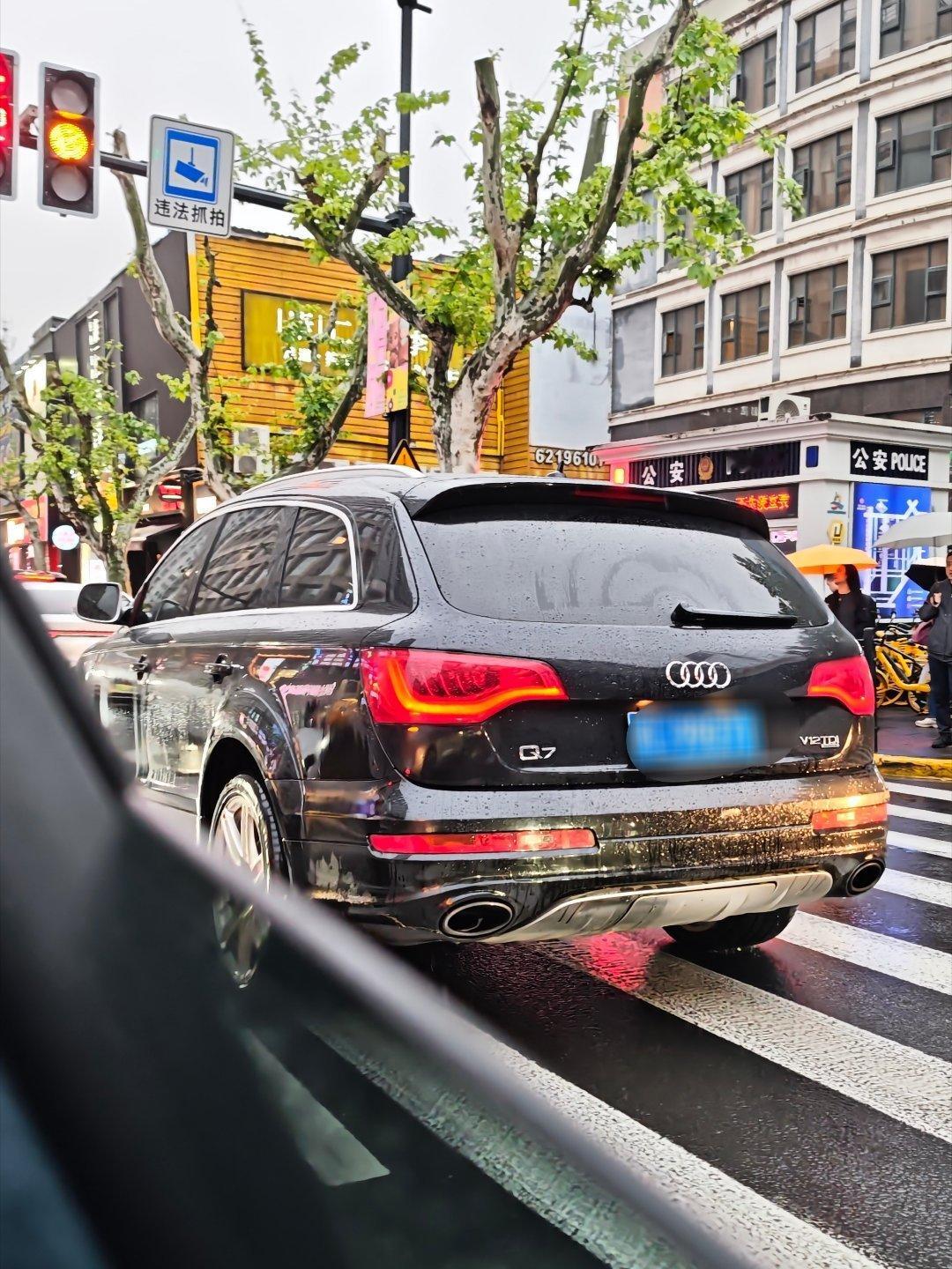 迎面驶来时，就觉得这台初代Q7不一般。大众巅峰时代的巅峰车型，Q7 V12 TD