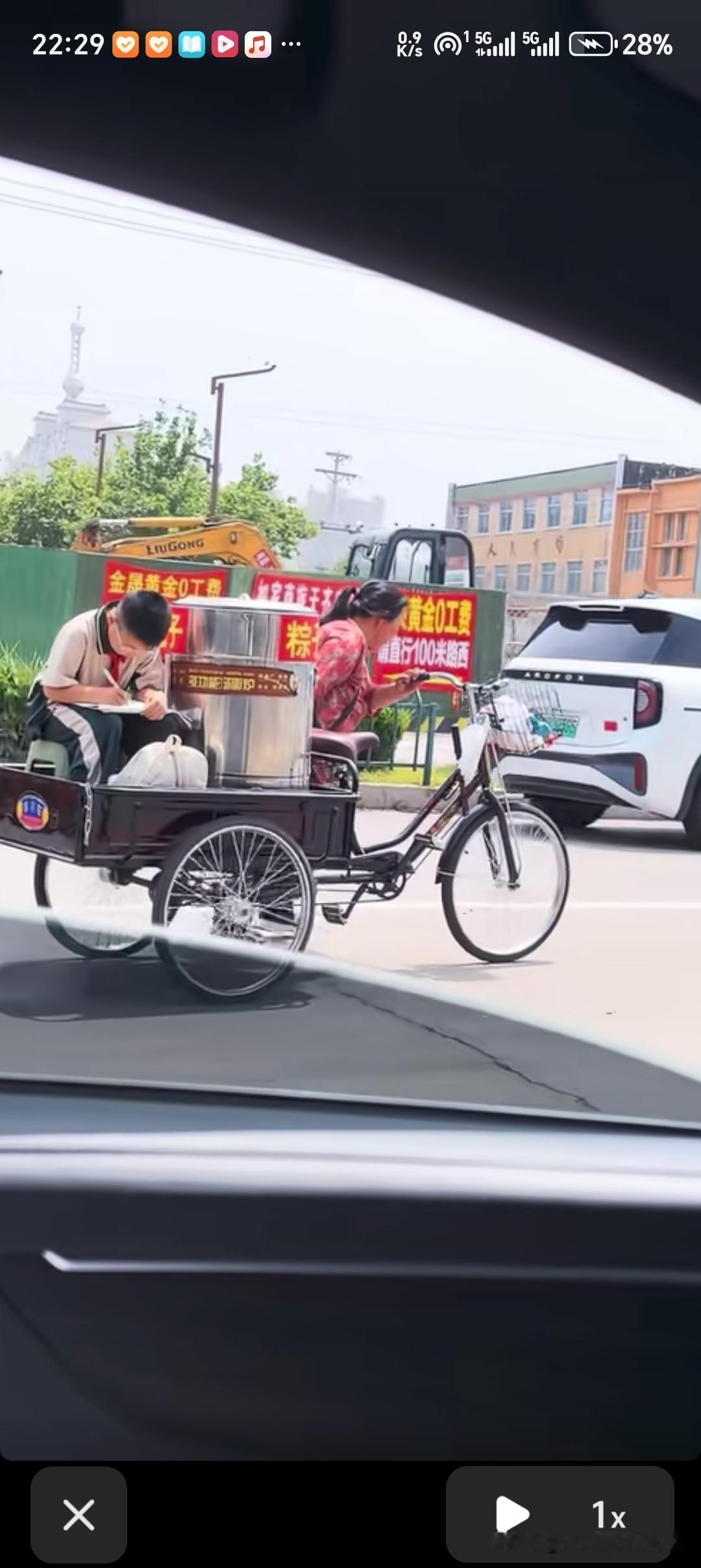 寒门出贵子，你觉得这孩子将来怎么样？能考上大学不？看看你的眼力和判断力。[大笑]