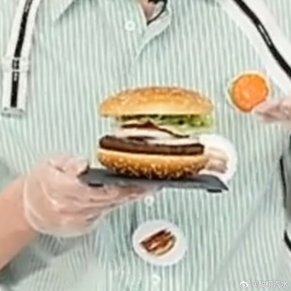 可我觉得我们家小雷这样显得🍔更大呀！谁给放美图秀秀里了？ 