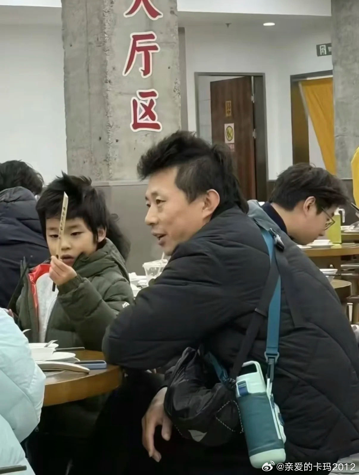 我觉得狗仔们也太没用了。赵雷生了儿子，儿子在眼皮子底下长到六岁，居然没被发现，最