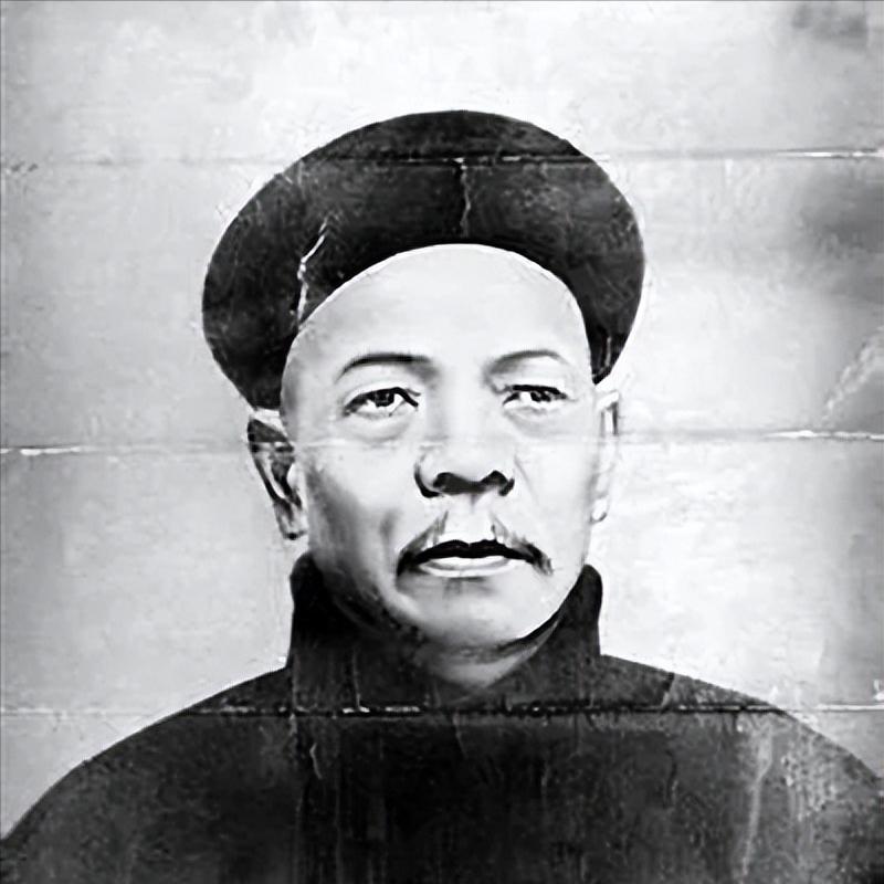 捻军覆灭后，刘铭传解甲归田。除了在家乡大兴土木之外，刘铭传似乎一下子就丧失了原则
