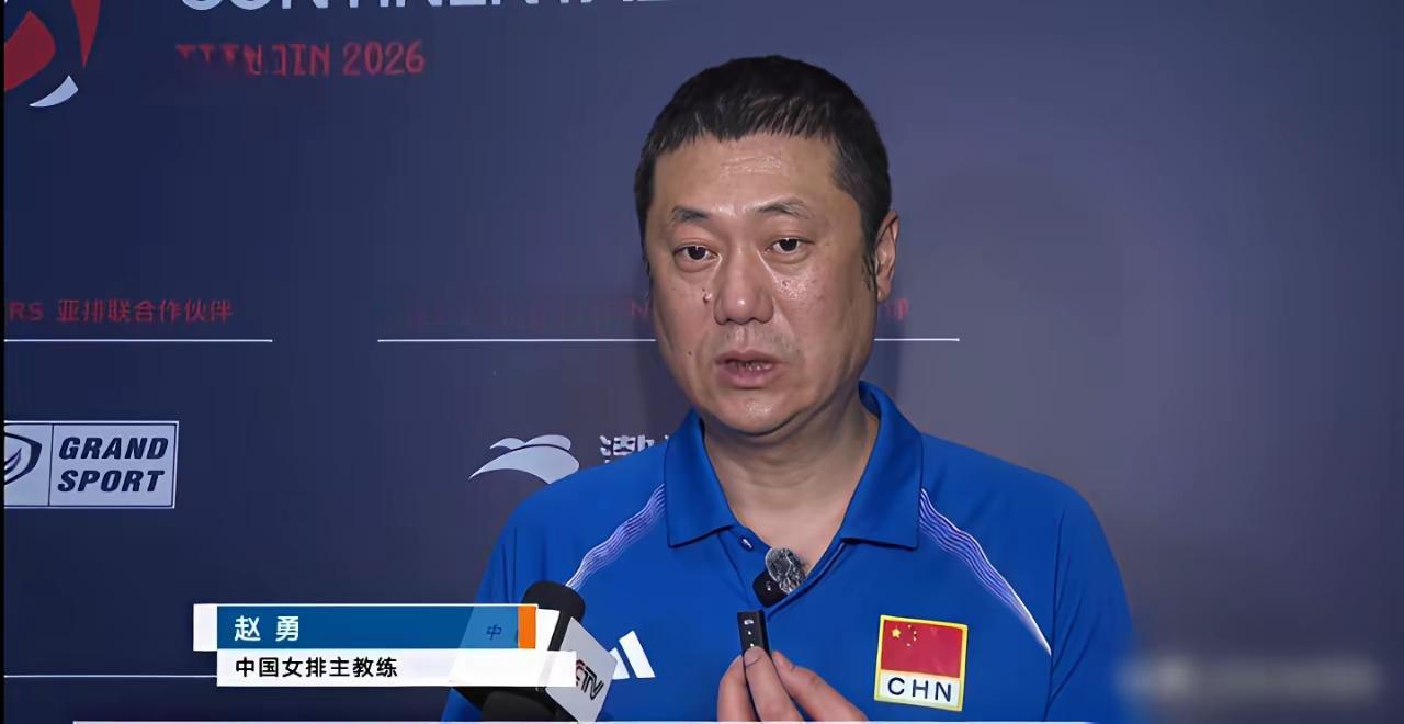 女排输了，赛场上立马响起主教练赵勇下课。赵勇水平如何？