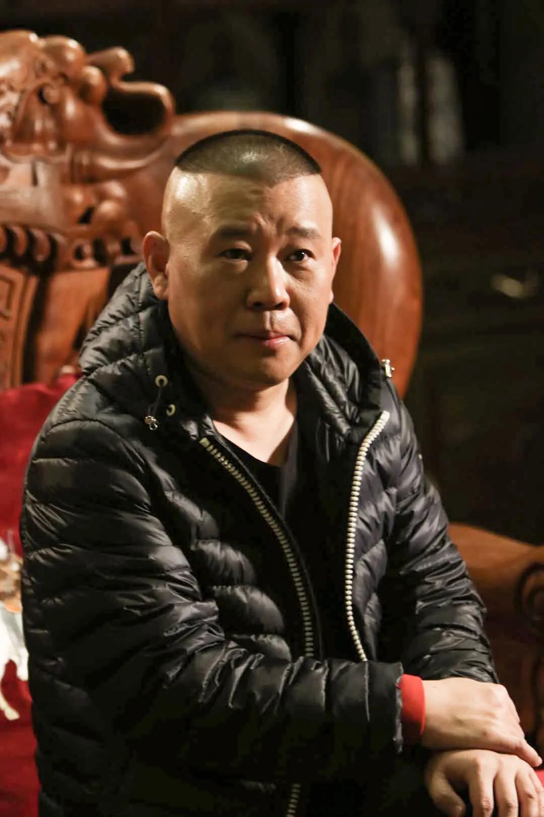 相声演员，于谦说，郭德纲平常不喝酒，喝起一次就要命，有一次我说我外地来一朋友一块