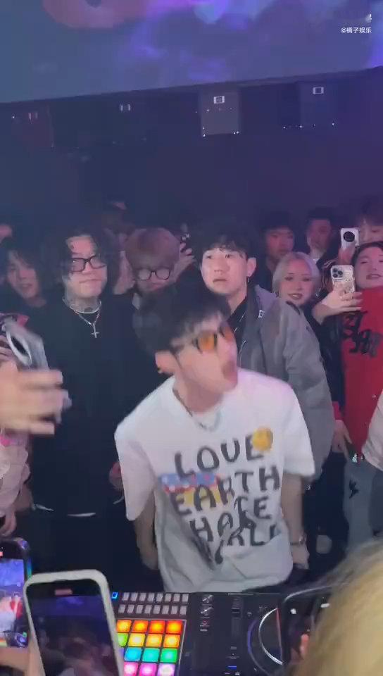 偶遇李明德酒吧兼职dj  李明德夜场兼职dj  李明德这次酒吧兼职DJ的经历感觉