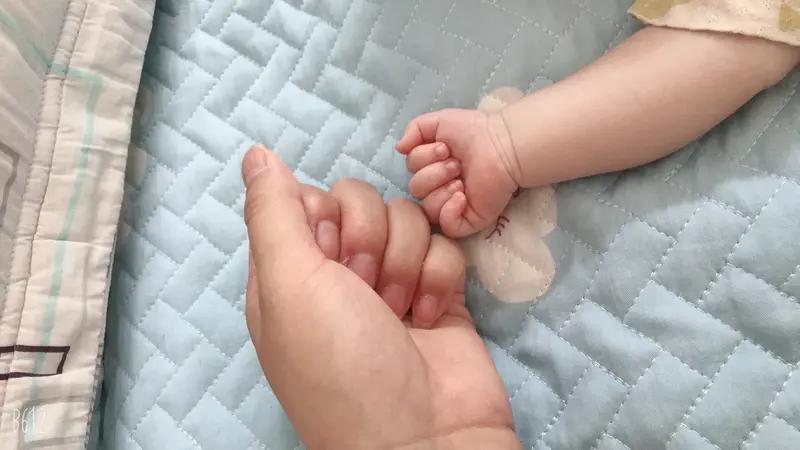 4月20日，宝妈抱娃拆快递 ，一刀剪断7个月宝宝手指！近日，山东一名95后妈妈一