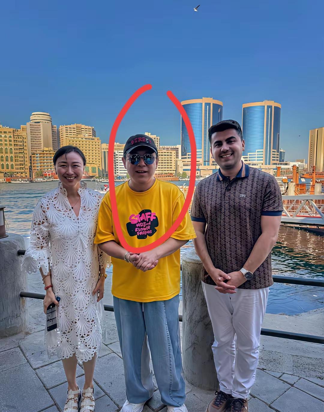 从背景来看，黄渤在哪里