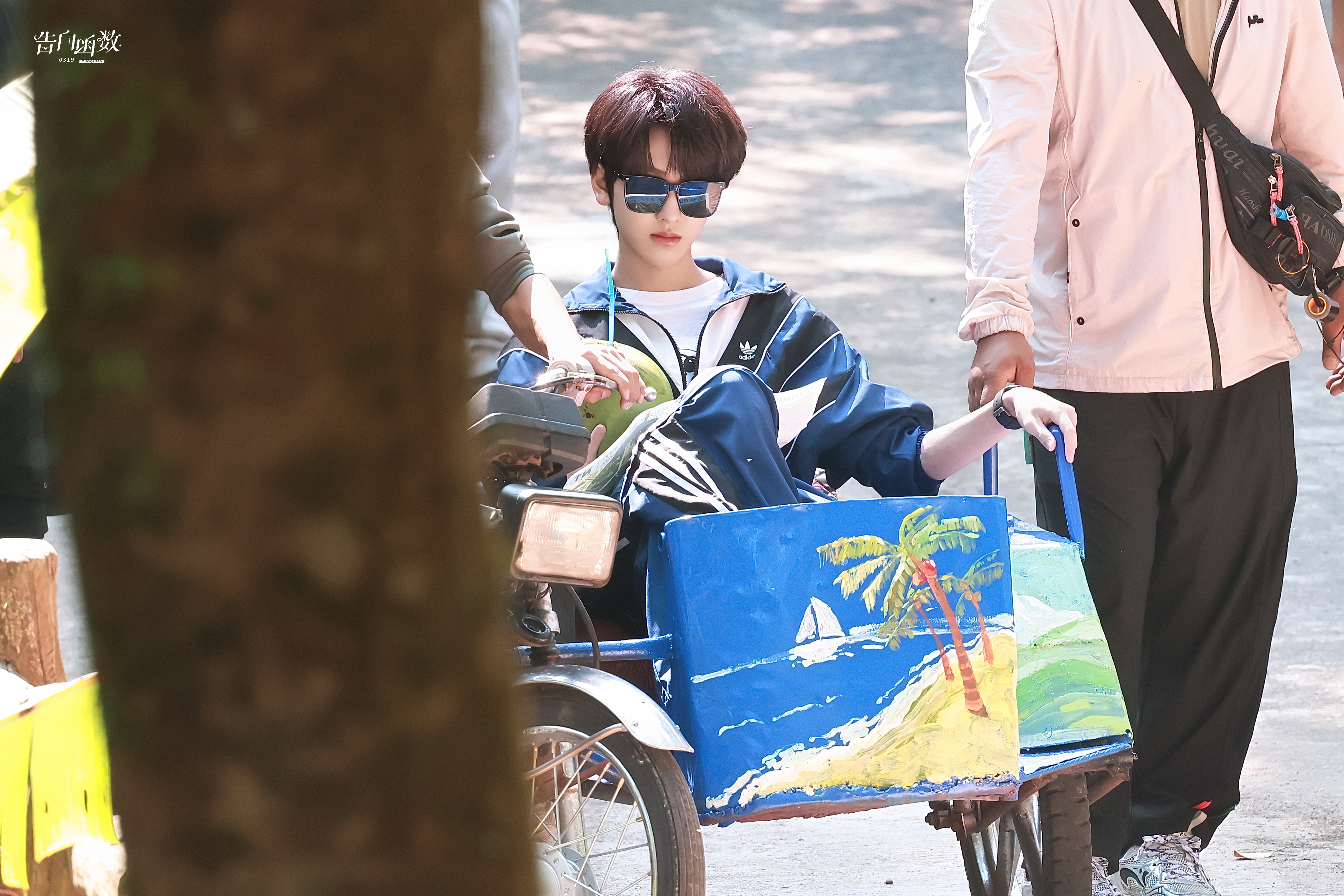 左少坐上三蹦子了左奇函李浩宇 左奇函坐三蹦子戴墨镜喝椰汁