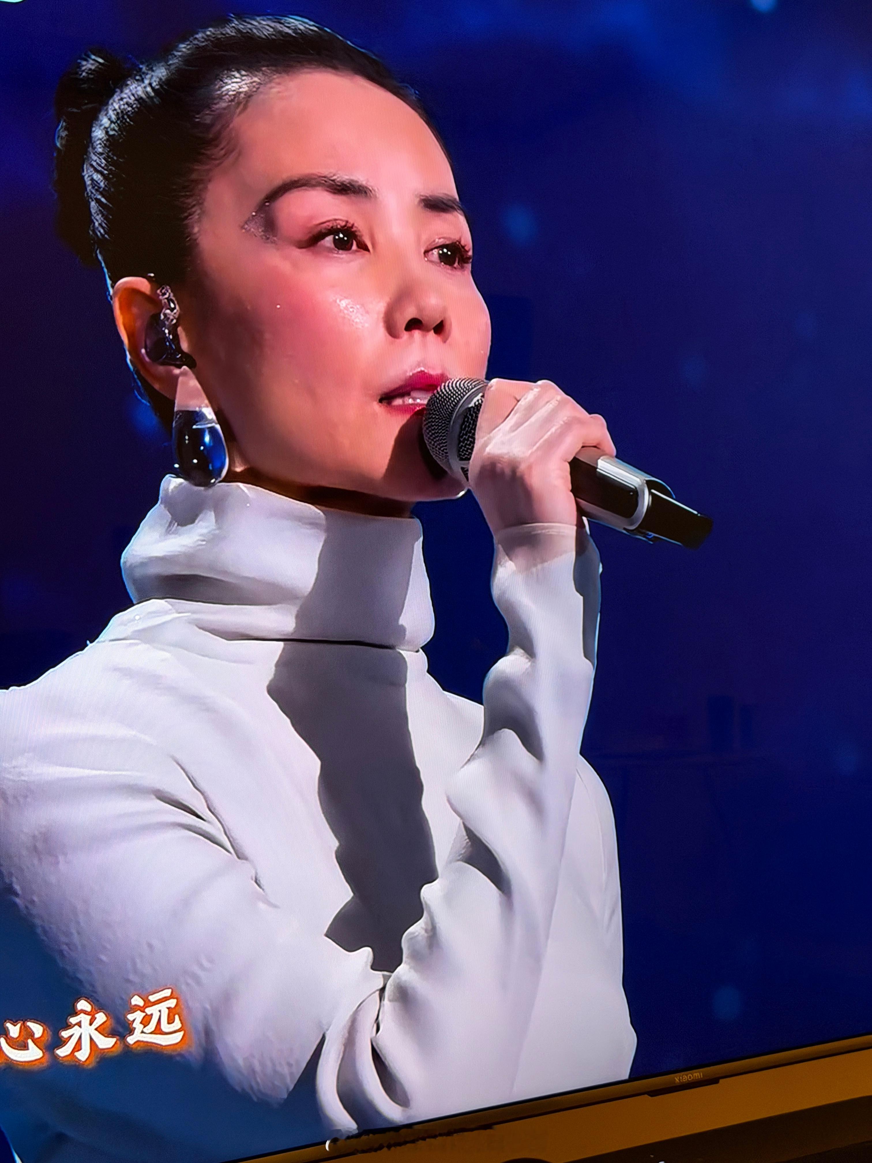 谁给迪丽热巴化的妆菲眉大侠……歌没啥记忆点