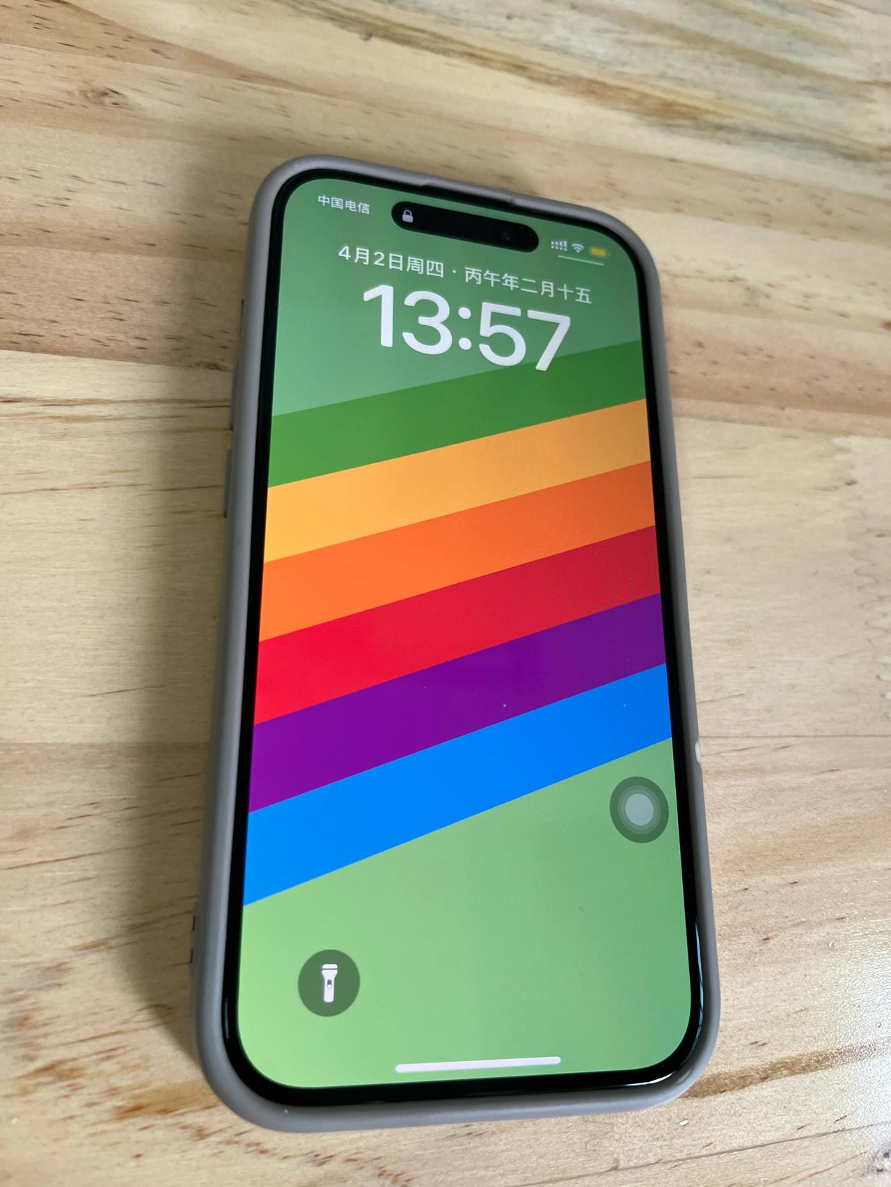 花费20大洋在路边摊贴了一张钢化膜，我学到了很多。
昨晚做完简直下班的时候，我在