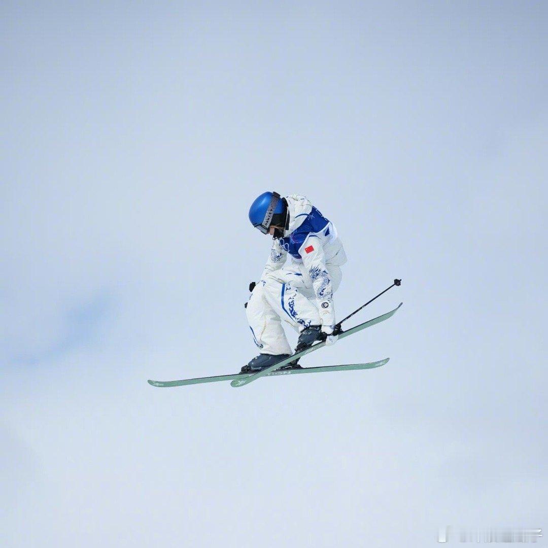 谷爱凌断档领先第一跳不错，保持住继续加油～ 