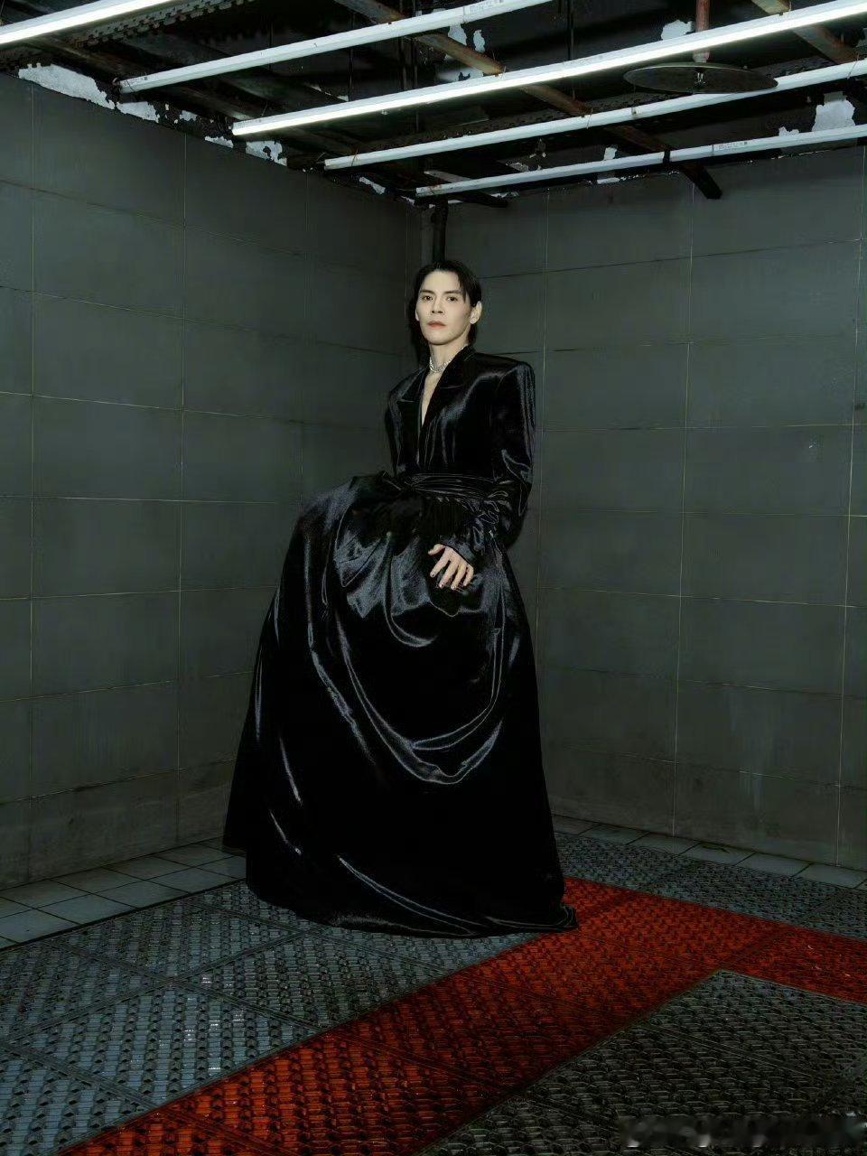  向佐穿了十厘米高跟鞋 向佐红毯造型太敢玩！脚踩十厘米高跟鞋搭配个性穿搭，功夫底