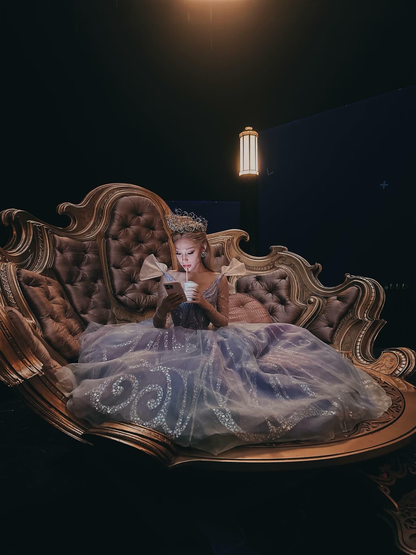 A妹好美！Ariana Grande参演魔法坏女巫2曝光幕后照！！！[亲亲][爱