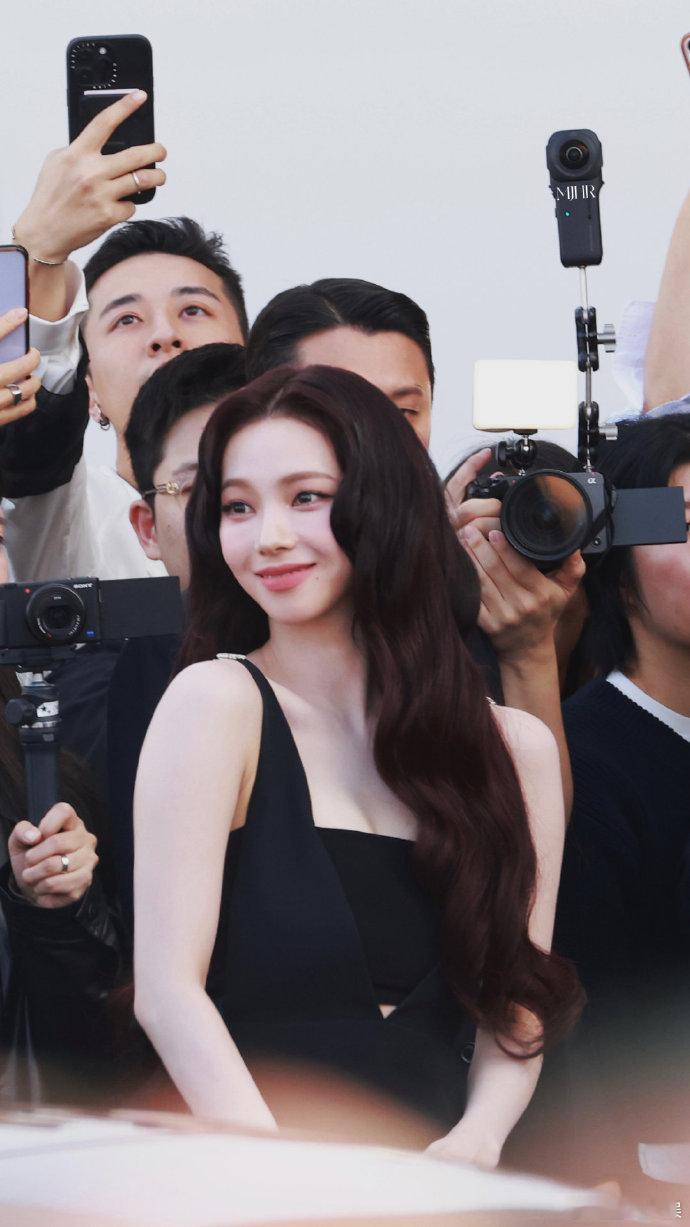 #柳智敏酒红色卷发造型##柳智敏亮相米兰时装周#柳智敏在米兰时装周上的酒红色卷发