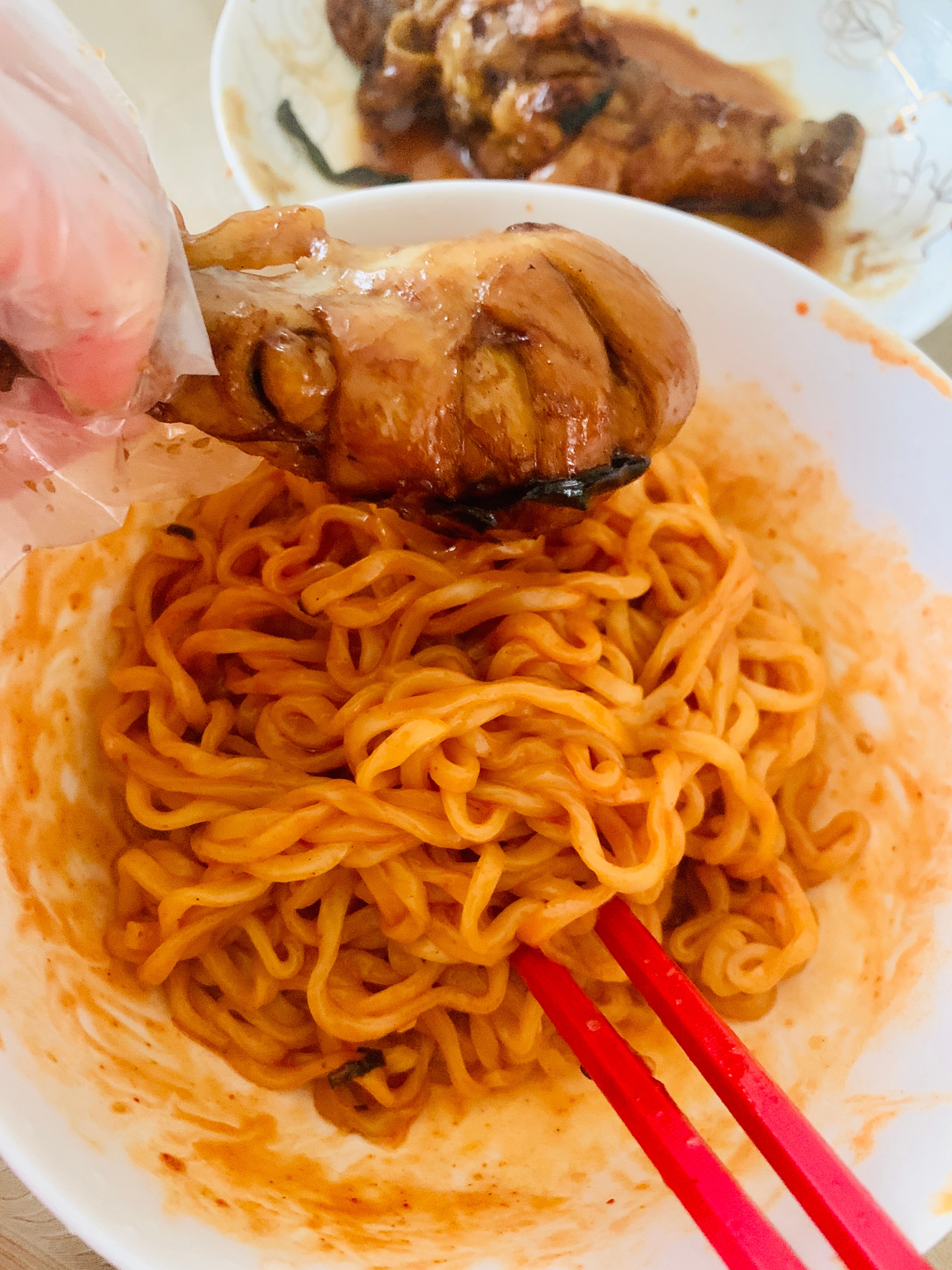 火鸡面和可乐鸡腿和爆炒鱿鱼好配，吃完再吃甜甜的草莓解辣真的特别舒服[兔子] ​​