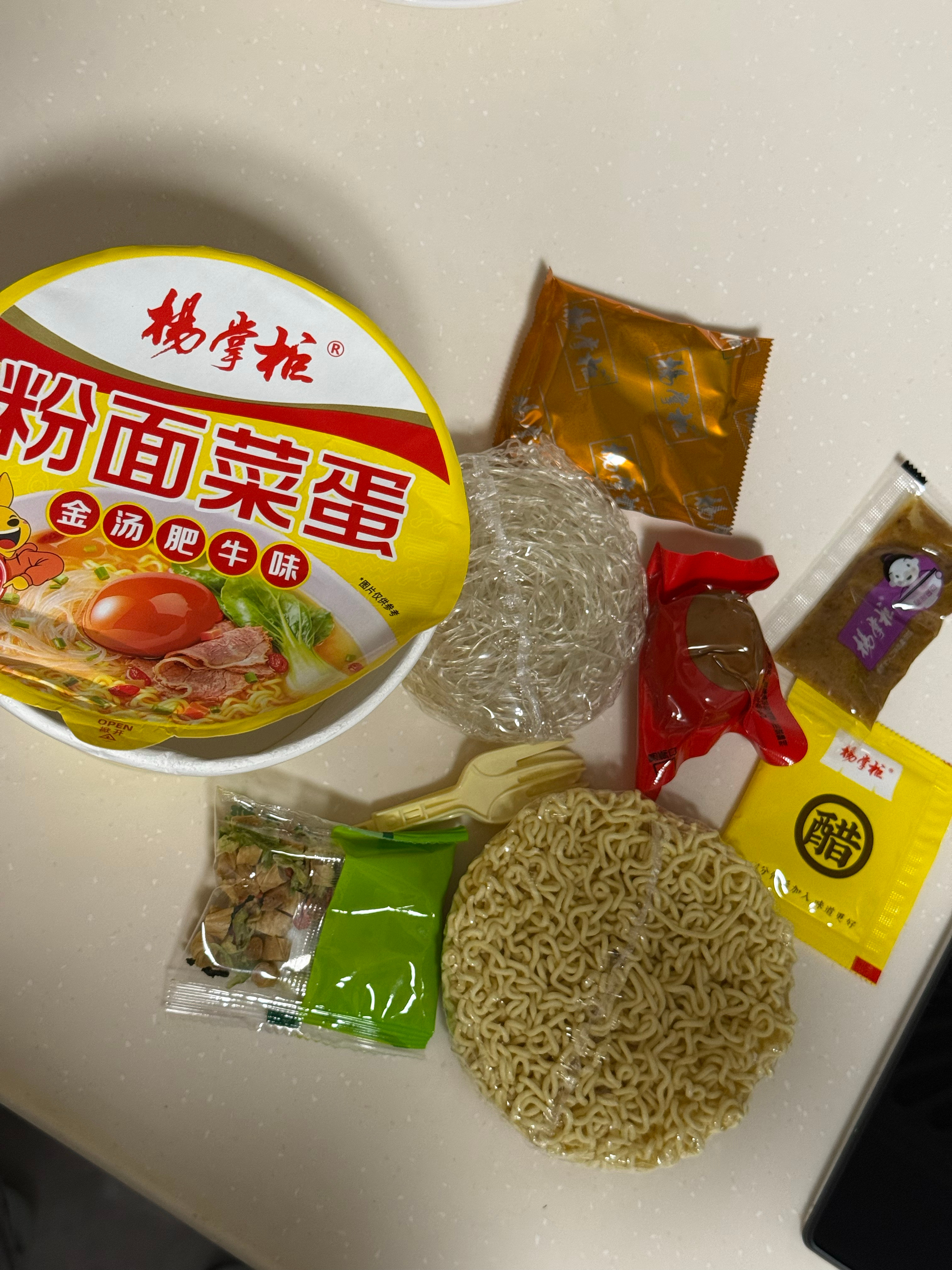 去国外必带的泡面！半夜饿了吃也是美哉呀 