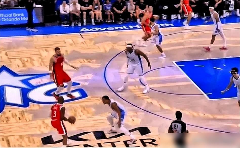 快船老将保罗是来搞笑的吧！在今日快船客场对阵魔术的第二节比赛中，保罗运球出现失误