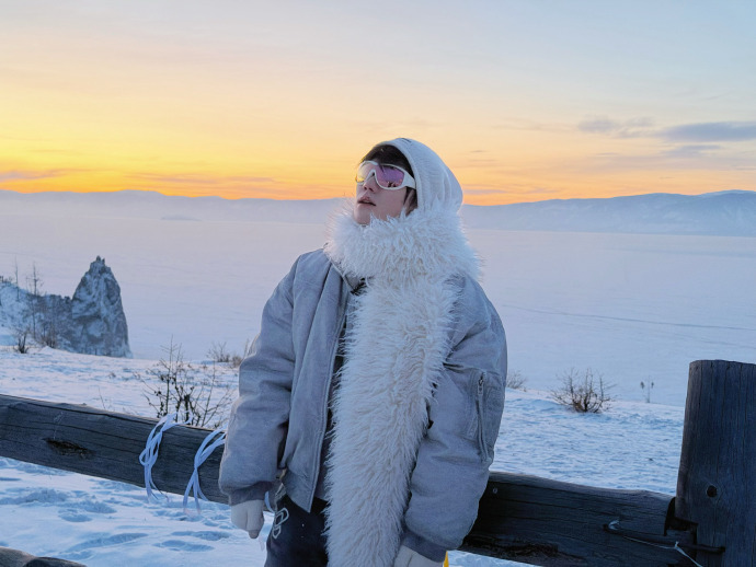 张真源俄罗斯雪地夕阳照 张真源俄罗斯雪地夕阳照，谁懂我们真源这一刻的含金量，帅哥