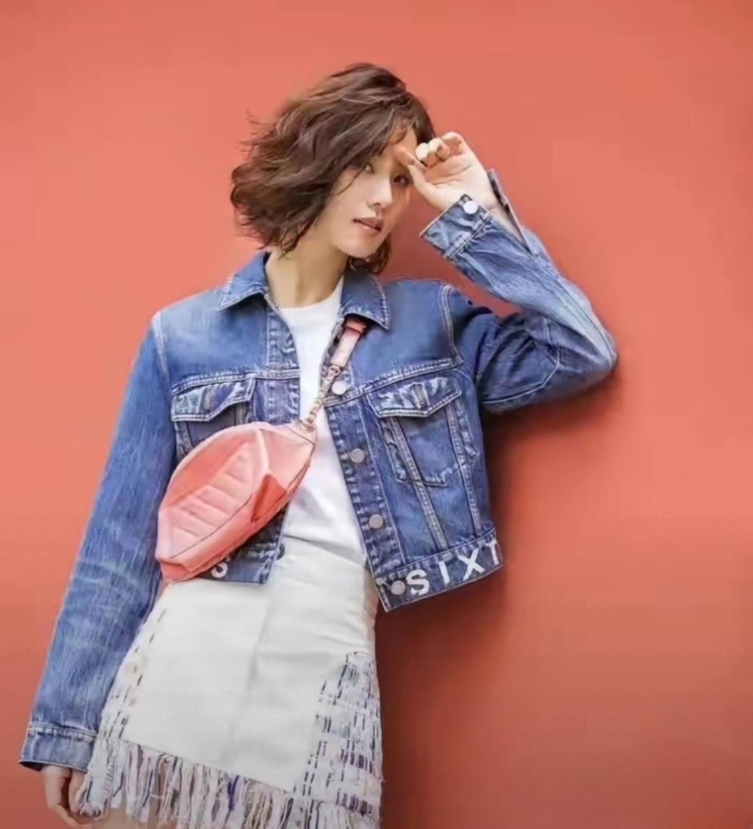 牛仔是永不褪色的浪漫，而刘诗诗，是把这份浪漫穿成了自己的风格。
短款牛仔外套利落