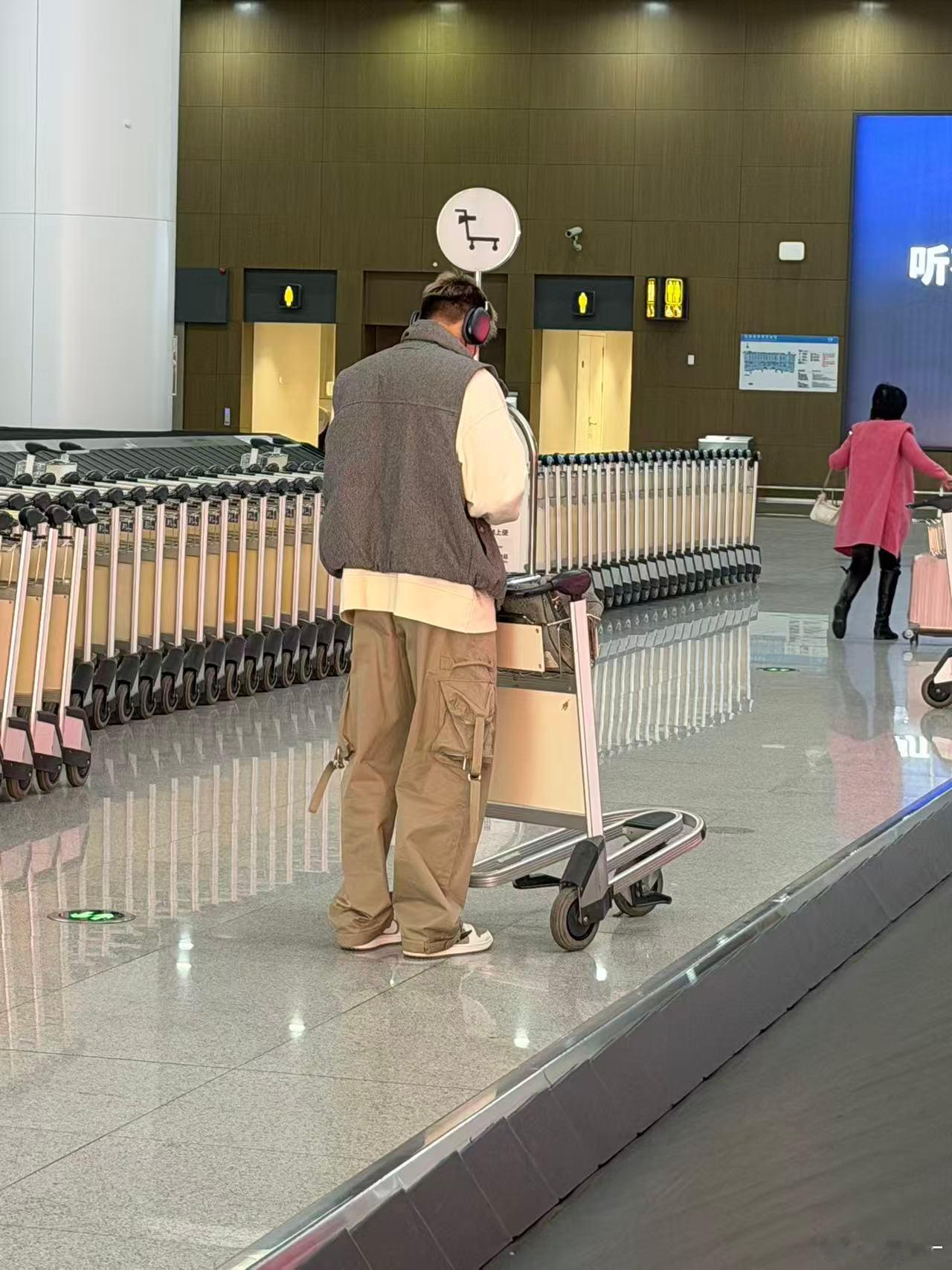 CBA体测明天开始咯，郭艾伦现身机场，四川男篮全队也来到青岛将参加体测。各体测顺