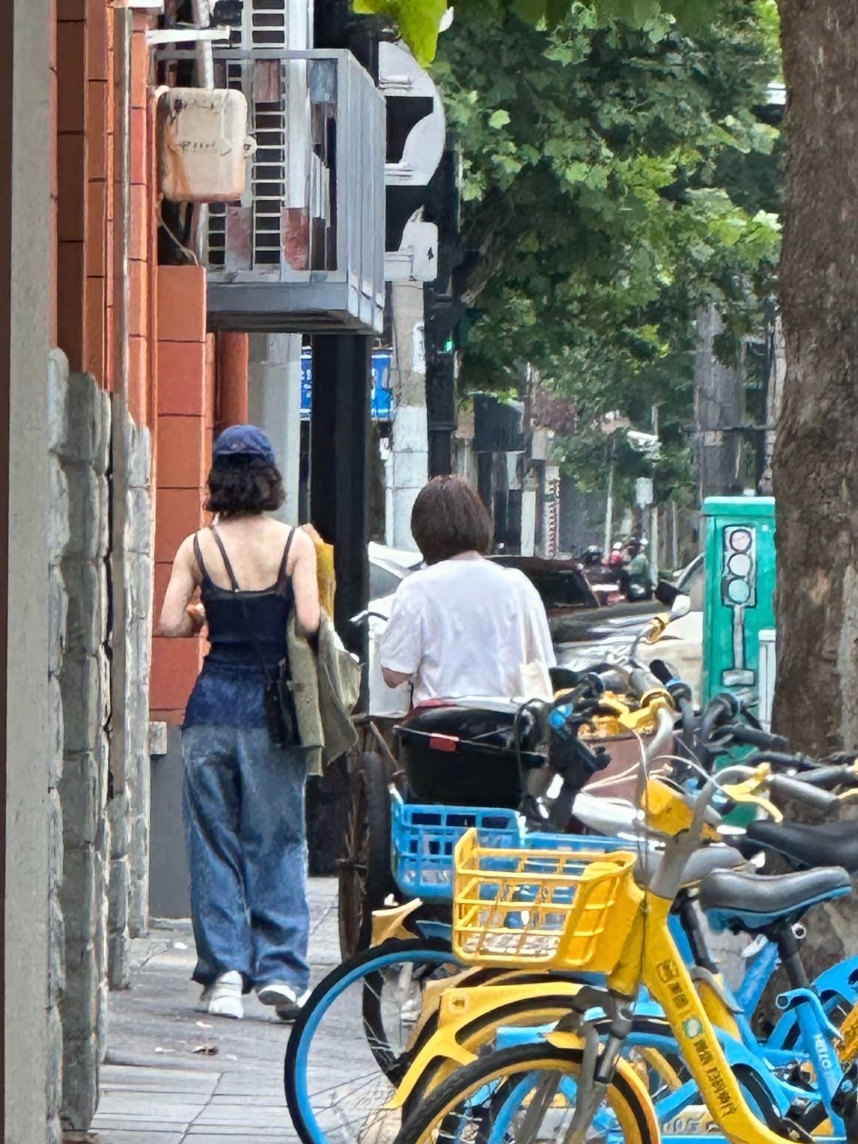 居然偶遇了赵丽颖和朋友一起逛街还跟她对视了上海偶遇赵丽颖和朋友逛街上海偶遇赵丽颖