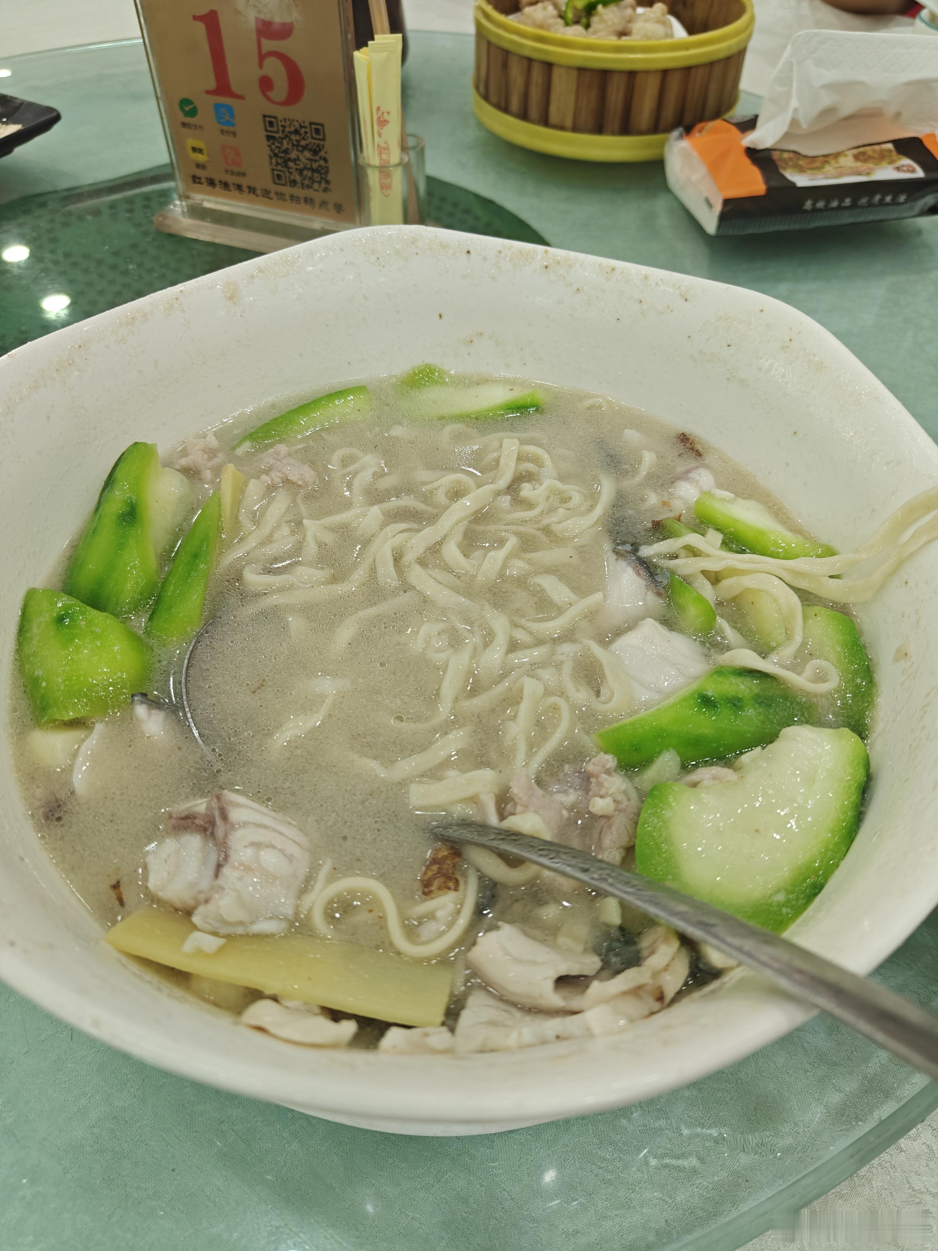 每天早茶，都会叫厨房煮一个鱼片瘦肉丝瓜面。粤式汤面，一定要用沙姜，沙姜的味道外省