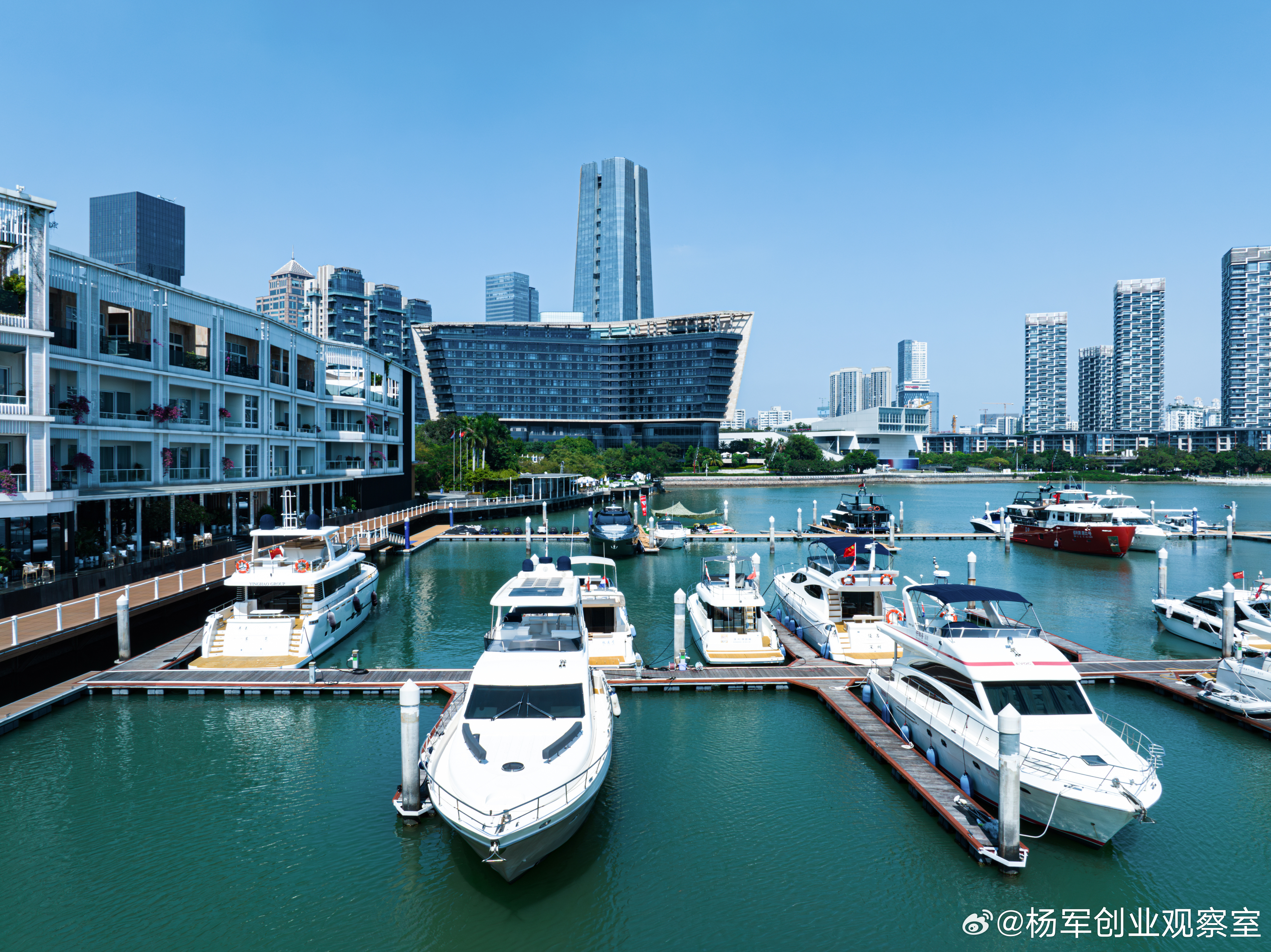 股东代表诉讼与股东直接诉讼两者有重大的区别股东代表诉讼，是公司利益受损，但公司不