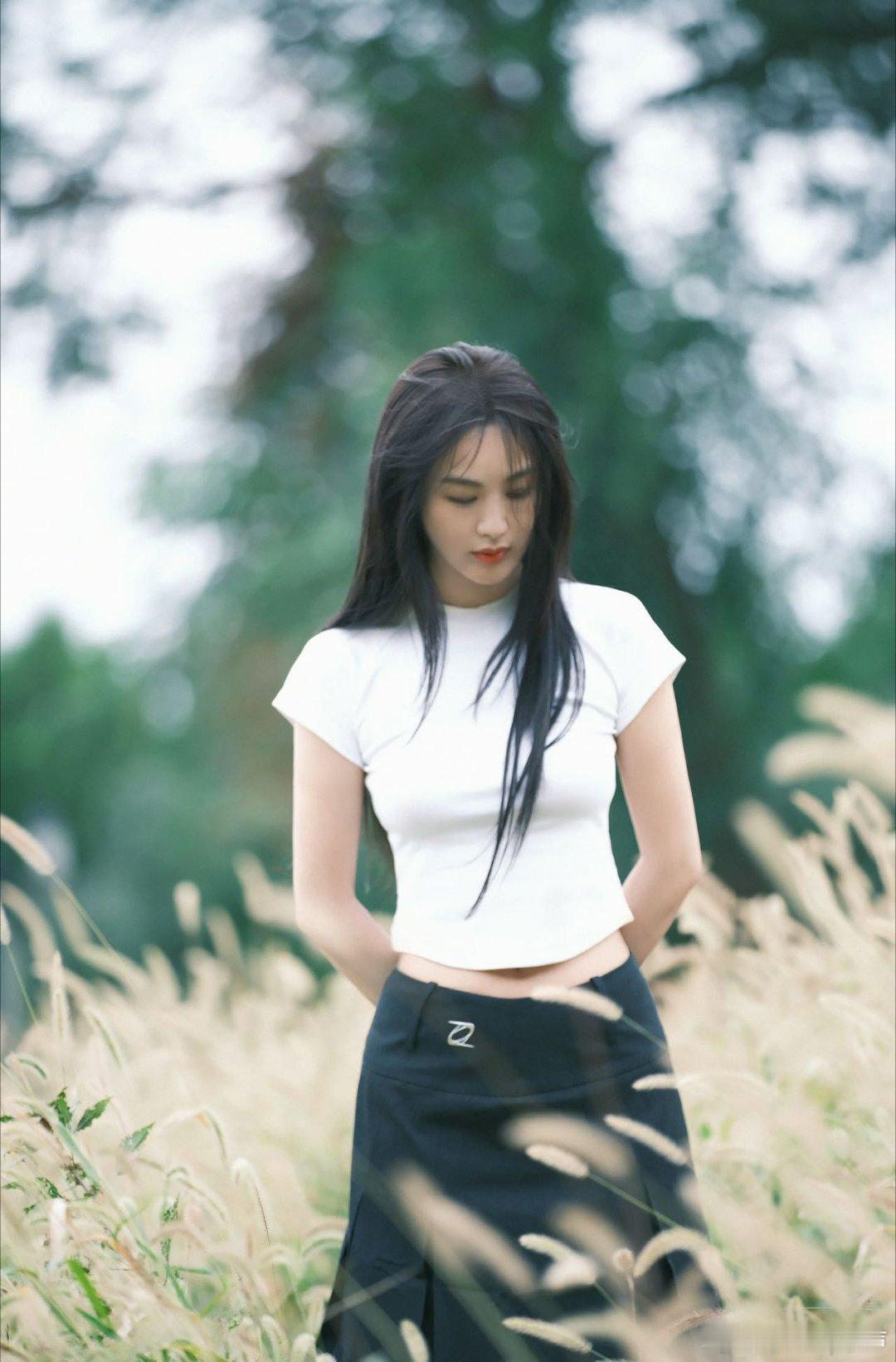 李菲儿溢出屏幕的鲜活感李菲儿笑起来的样子都让人觉得很舒服，眼里的光全是对生活的热