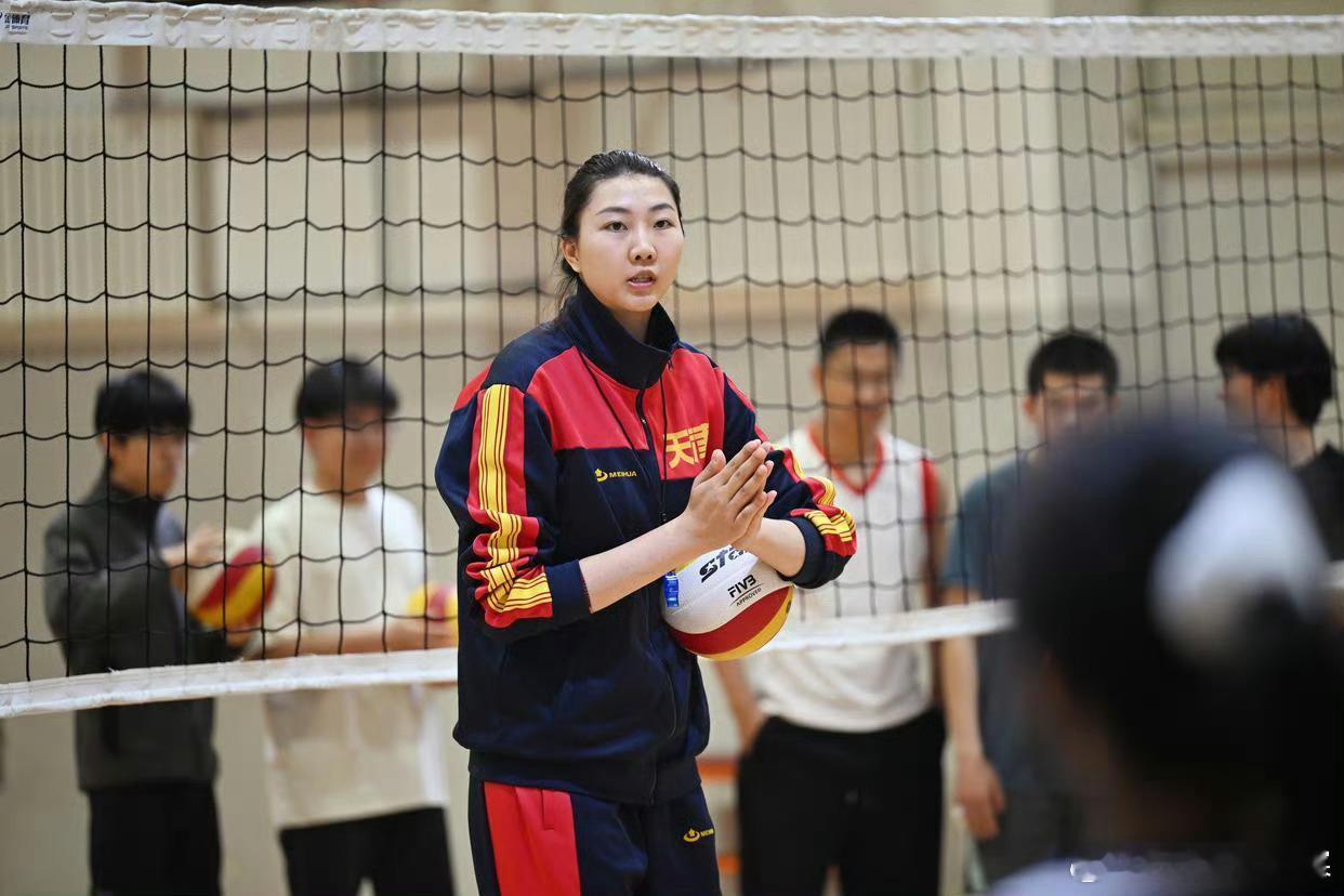 小袁已经入职南开大学，失去才知道她的价值，现在根本没有副攻能顶上国家队两点副攻位