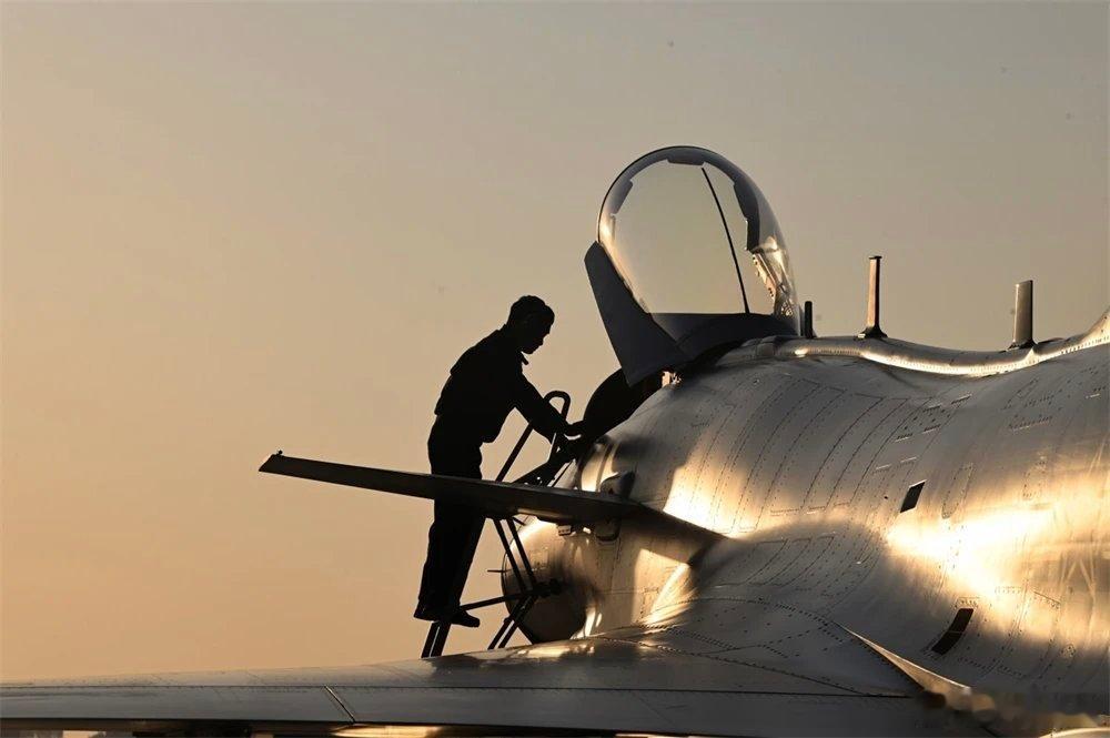 我是一个兵 【强军早报 】军事早知道1、1月6日，西藏军区某部坦克分队按编组进行