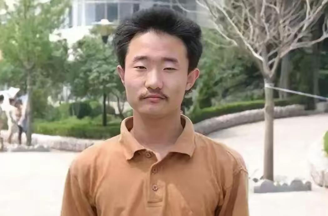 2004年，王端鹏考了749分，离高考总分只差1分，成为了山东高考状元，在当时轰