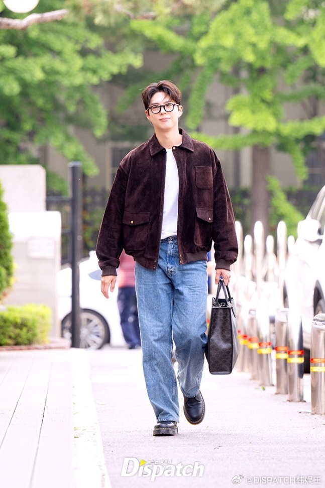 朴宝剑[超话] 13日KBS音乐脱口秀《朴宝剑的cantabile》录制上班路。
