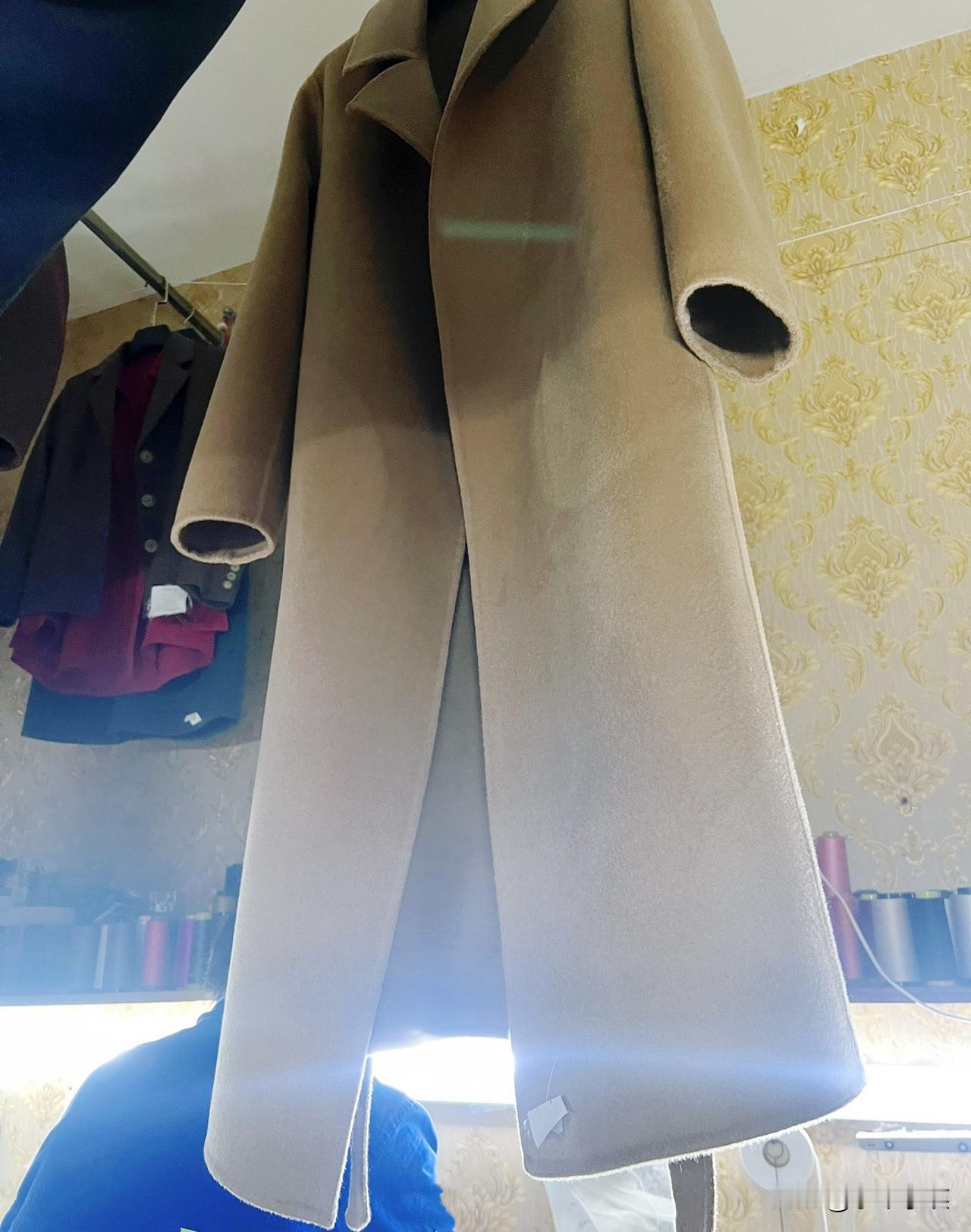 今天特意提前下班赶到工作室，心里一直惦记着早上答应客人今晚十点前要送到酒店的一件