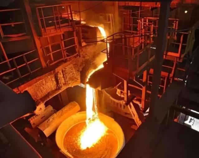 2022年，一名25岁的瑞士电工失足掉进了一个720°C的熔炉，熔化的金属瞬间没