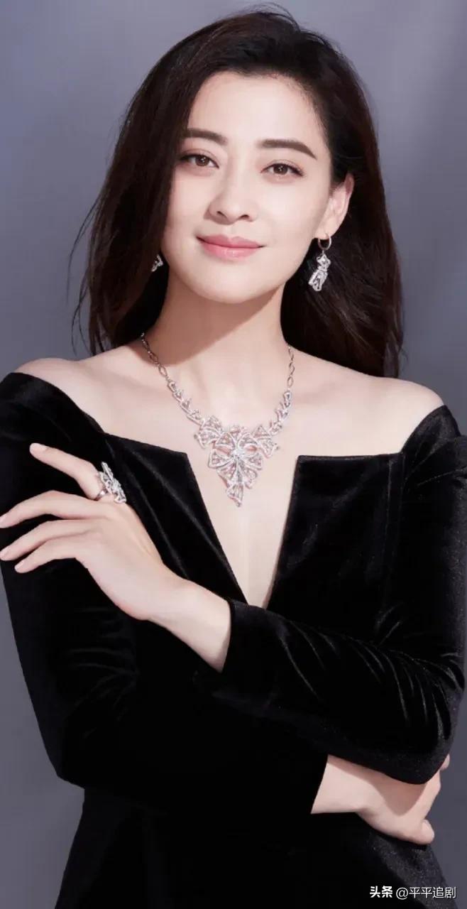 黑丝绒包裹着优雅，钻石在颈间流转，每一处细节都在诉说着从容与自信。
中年女性精致